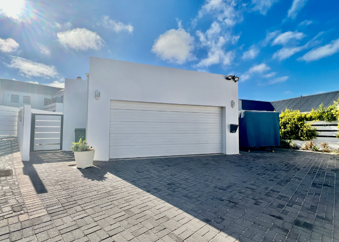 4 Bedroom Property for Sale in The Cove Western Cape